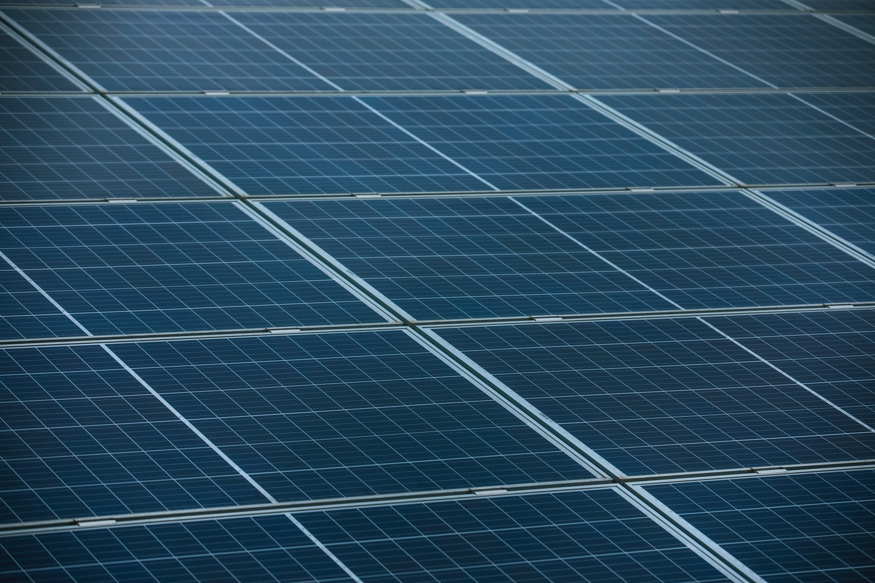 Mehr über den Artikel erfahren Photovoltaik für Gewerbe: Wann sich eine Solaranlage für Ihr Unternehmen lohnt